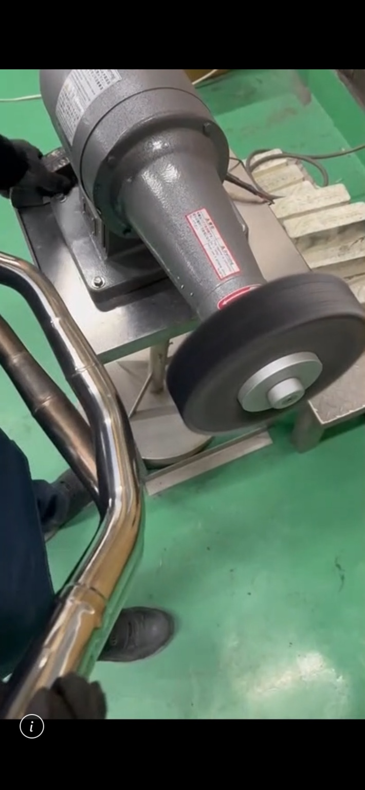 曲げた金属パイプのバフ研磨作業